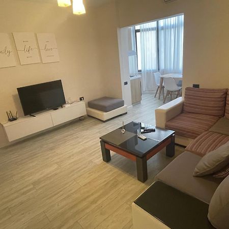 Lacasa-21 Dhjetori Tirana Bagian luar foto