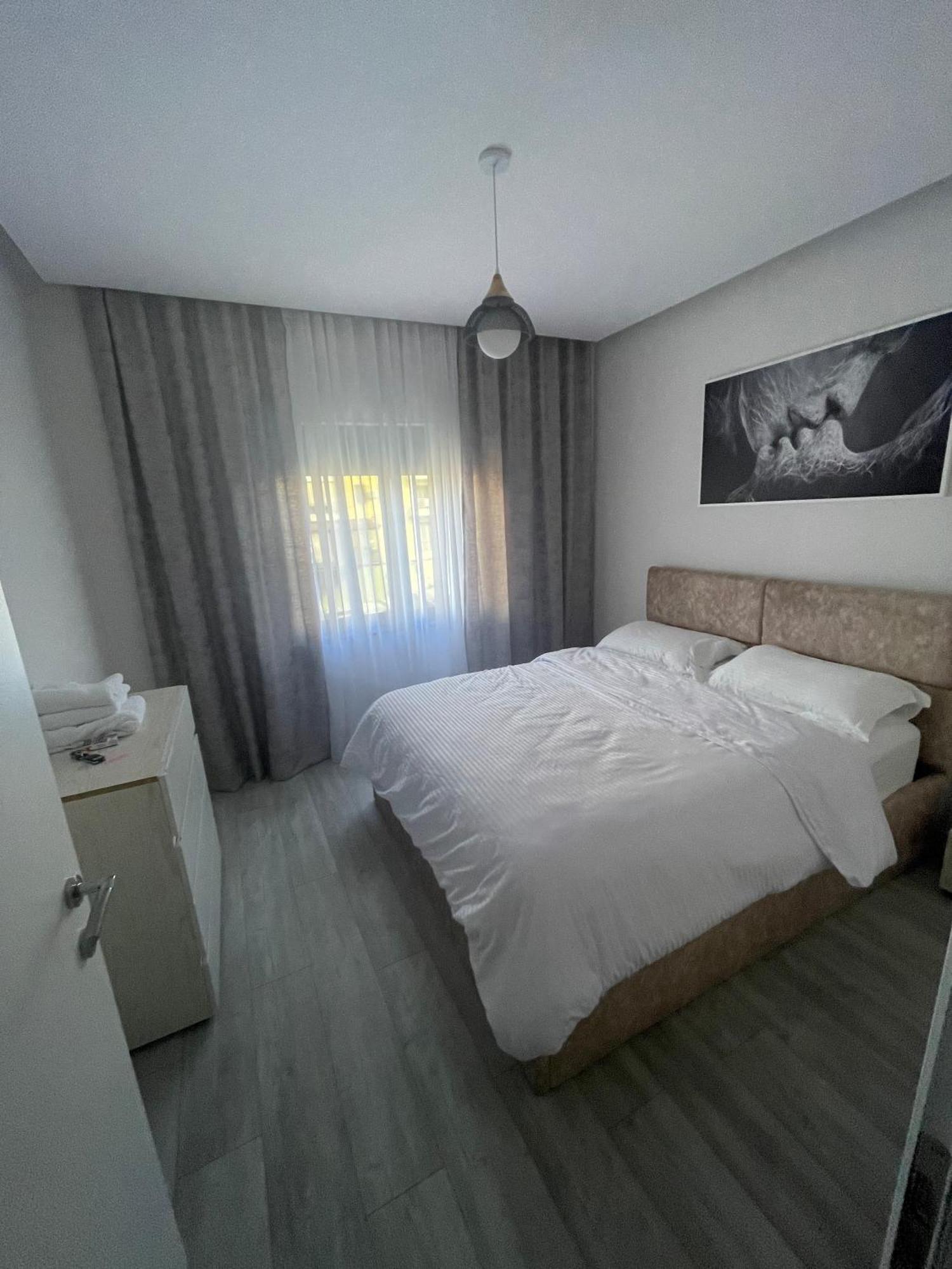 Lacasa-21 Dhjetori Tirana Bagian luar foto
